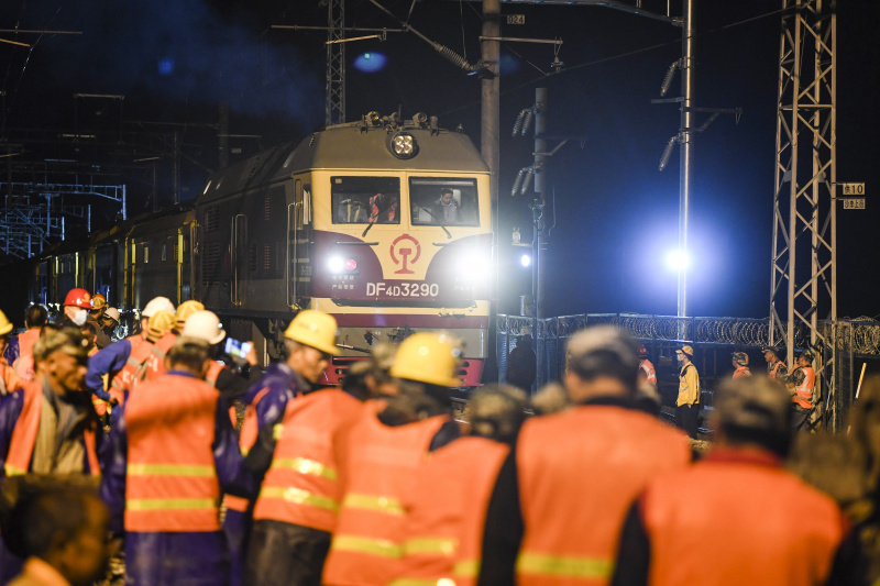 Des membres du personnel travaillent sur le chantier du projet d'extension de la gare de Shazi à Chongqing (sud-ouest)