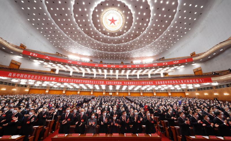 Les délégués participent à la session de clôture du 20e Congrès national du Parti communiste chinois (PCC) au Grand Palais du Peuple