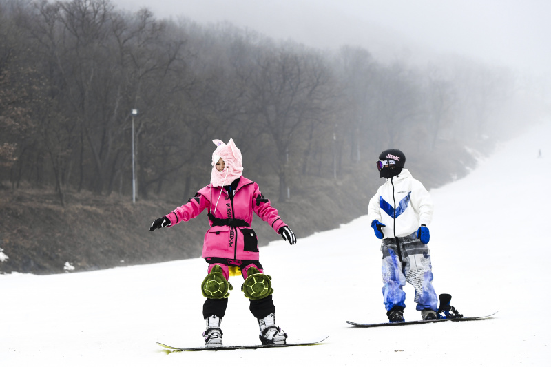 Des skieurs profitent des pistes de la station de ski de Miaoxiang à Changchun