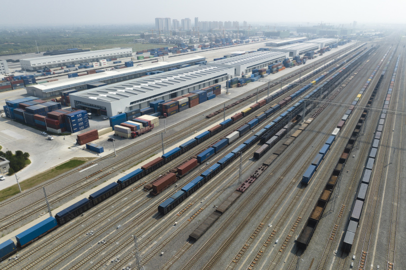 Photo aérienne prise le 7 septembre 2023 montrant la plateforme logistique internationale de Xi'an à Xi'an