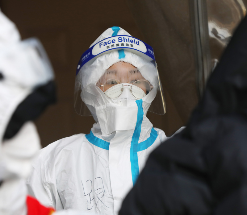 Une employée travaille sur un site de tests d'acide nucléique dans l'arrondissement de Heping à Shenyang