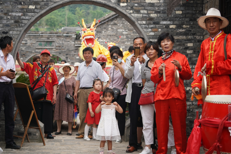 Des gens assistent à des spectacles traditionnels lors de célébrations de la fête des Bateaux-Dragons dans le district de Xuyi