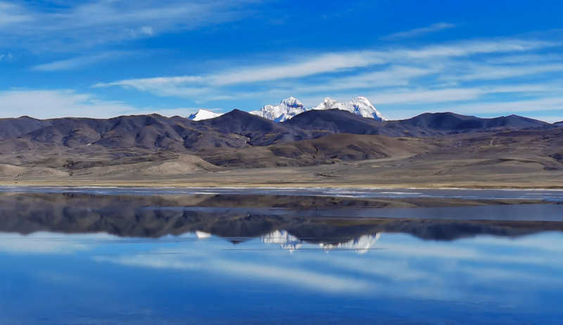 Photo prise le 4 décembre 2021 avec un téléphone portable du lac Zhegu en hiver dans la ville de Shannan
