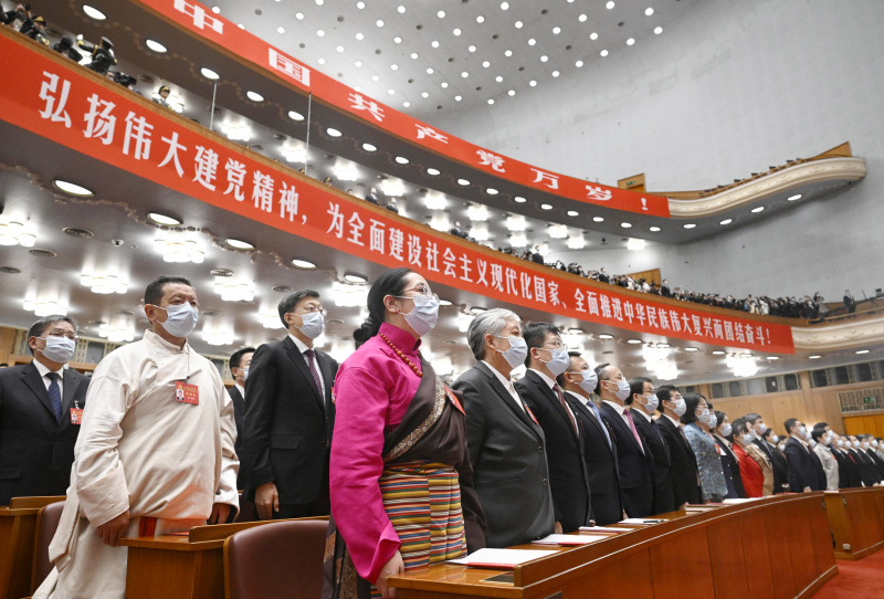 Les délégués participent à la session de clôture du 20e Congrès national du Parti communiste chinois (PCC) au Grand Palais du Peuple