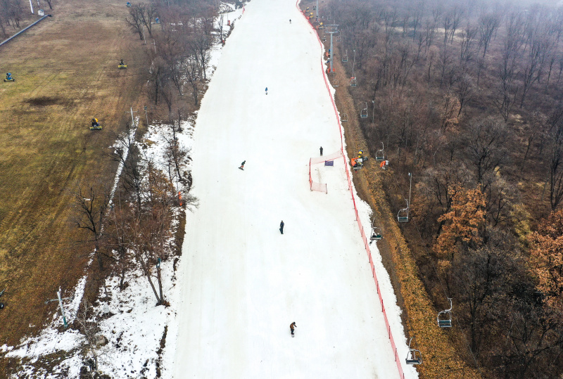 Des skieurs profitent des pistes de la station de ski de Miaoxiang à Changchun
