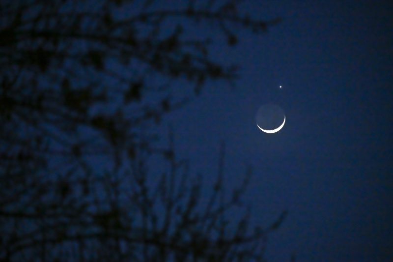 Photo prise à Beijing de la planète Vénus et d'un croissant de lune
