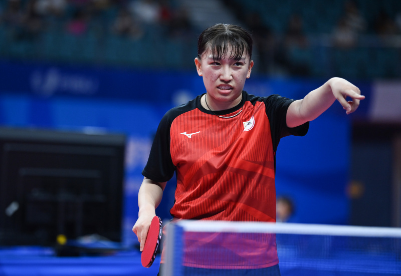 La Japonaise Kurono Aoi lors d'un match des huitièmes de finale de tennis de table simple femmes contre la Chinoise He Zhuojia