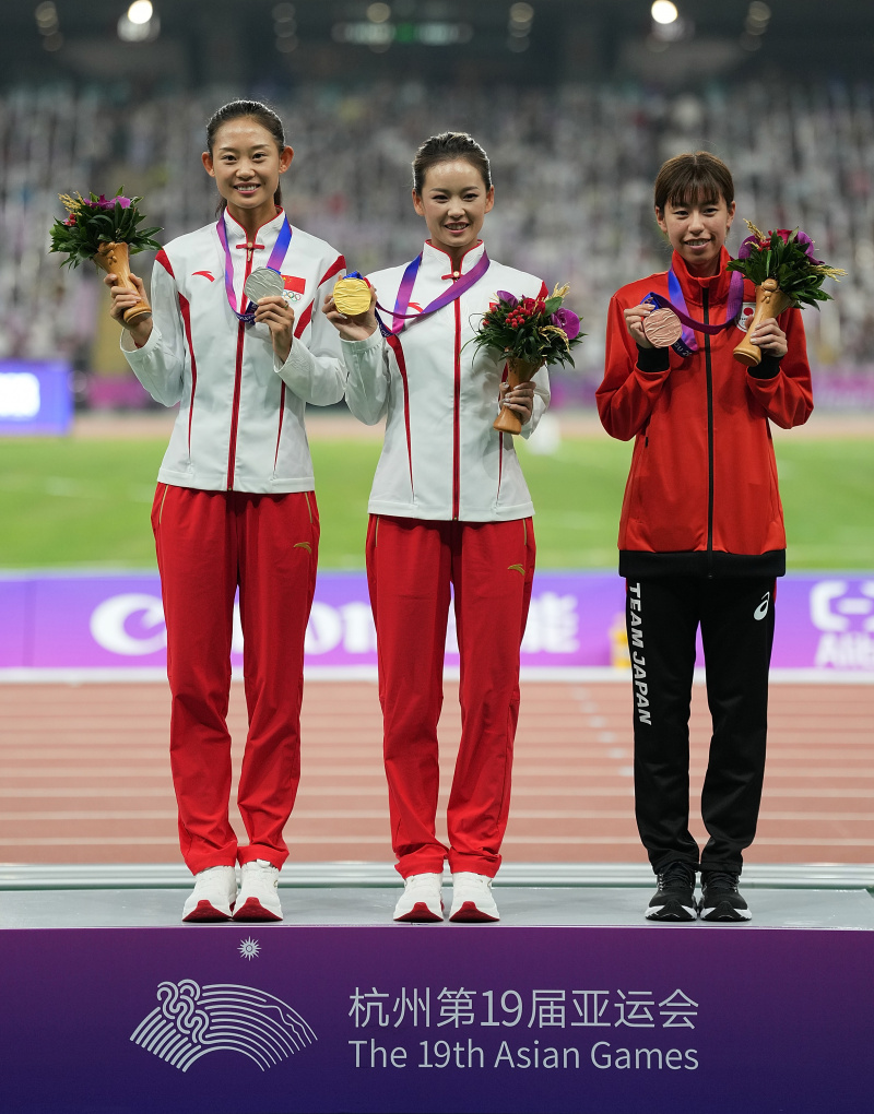La médaillée d'or Yang Jiayu (au centre) de Chine