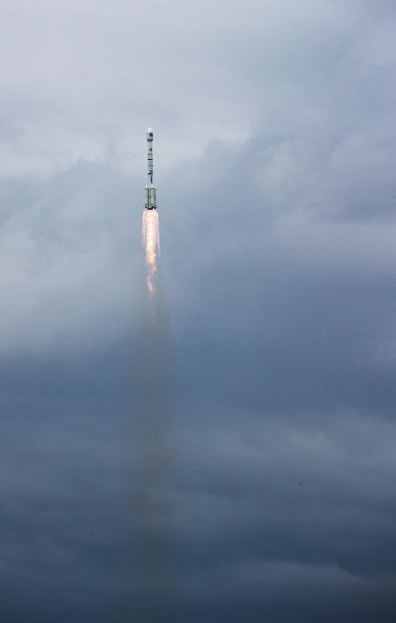 Une fusée porteuse transportant le dernier satellite du système de navigation par satellite BeiDou (BDS) décolle du centre de lancement de satellites de Xichang