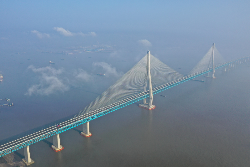 Photo aérienne d'un pont reliant Nantong et Zhangjiagang dans la province chinoise du Jiangsu (est)