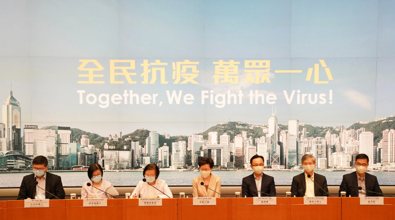Carrie Lam (au centre)