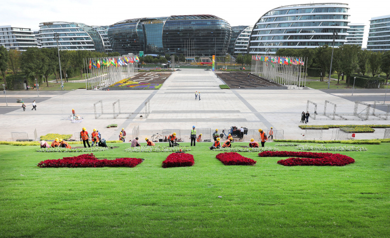 Des jardiniers préparent des décorations florales pour la 3e édition de l'Exposition internationale d'importation de la Chine (CIIE)
