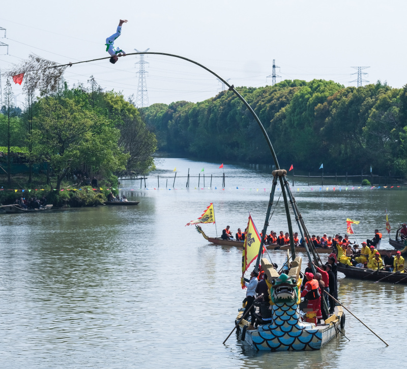 Une performance acrobatique dans le culte de Canshen