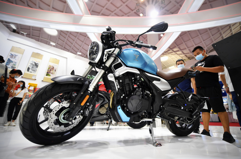 Une moto fabriquée en Chine présentée à l'Exposition internationale des produits de consommation à Haikou