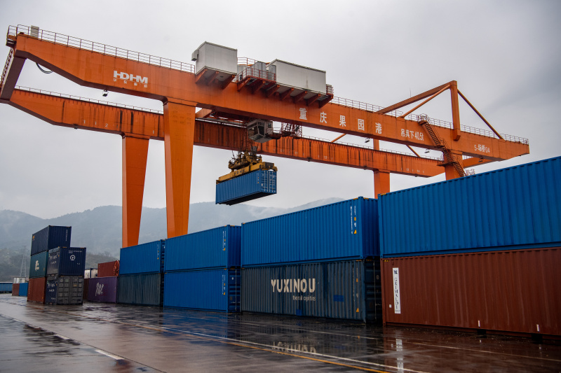 Un pont roulant en action dans le port Guoyuan à Chongqing