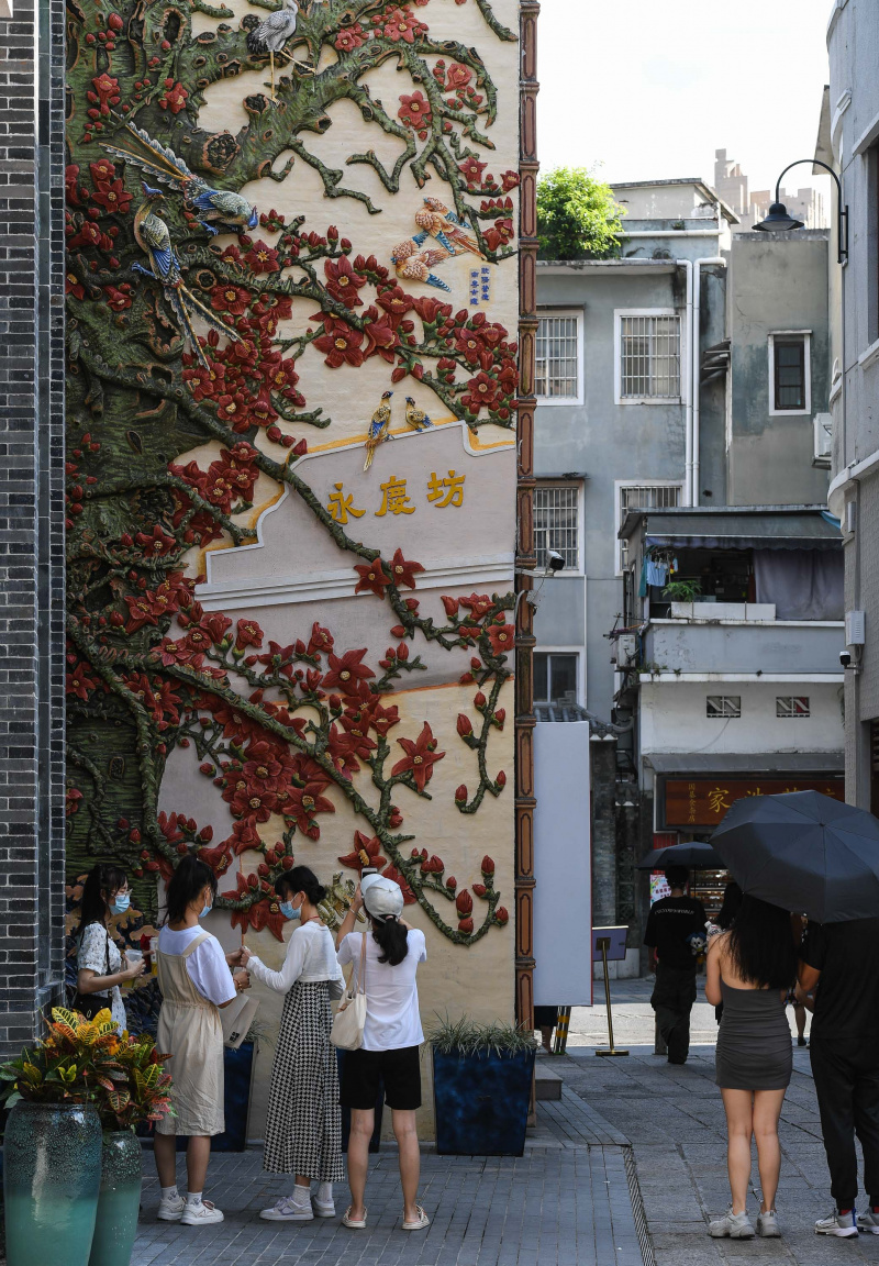 Des gens visitent les ruelles historiques de Yongqing Fang