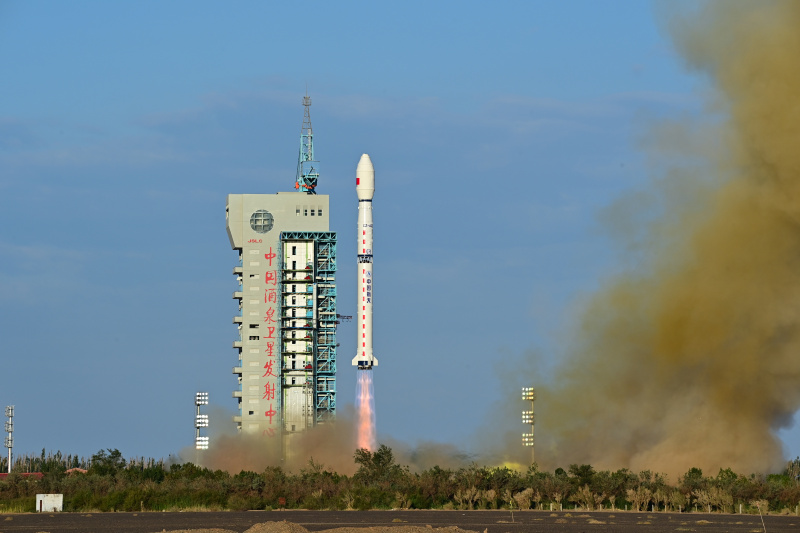 Une fusée porteuse Longue Marche-4C transportant le satellite Yaogan-33 02 décolle depuis le Centre de lancement des satellites de Jiuquan dans le nord-ouest de la Chine
