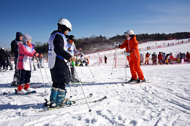 Des personnes apprennent à skier dans une station de ski à Qingdao