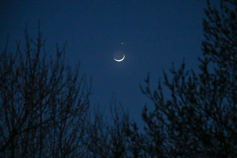 Photo prise à Beijing de la planète Vénus et d'un croissant de lune