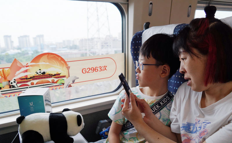 Des passagers dans le train à grande vitesse G2963