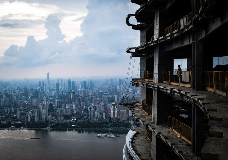 Un ouvrier travaille à une hauteur d'environ 500 mètres sur le chantier d'un gratte-ciel à Wuhan