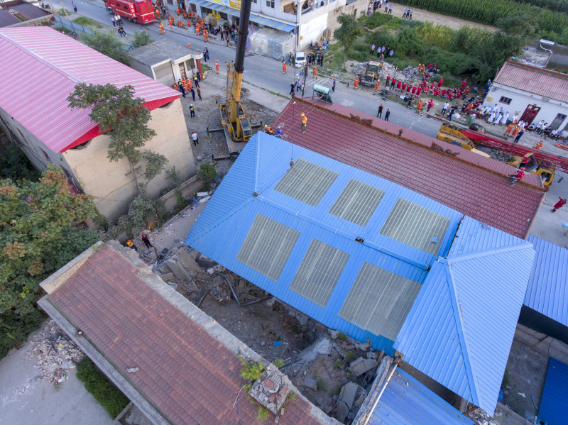 Photo du site des opérations de secours après l'effondrement d'un restaurant dans le district de Xiangfen