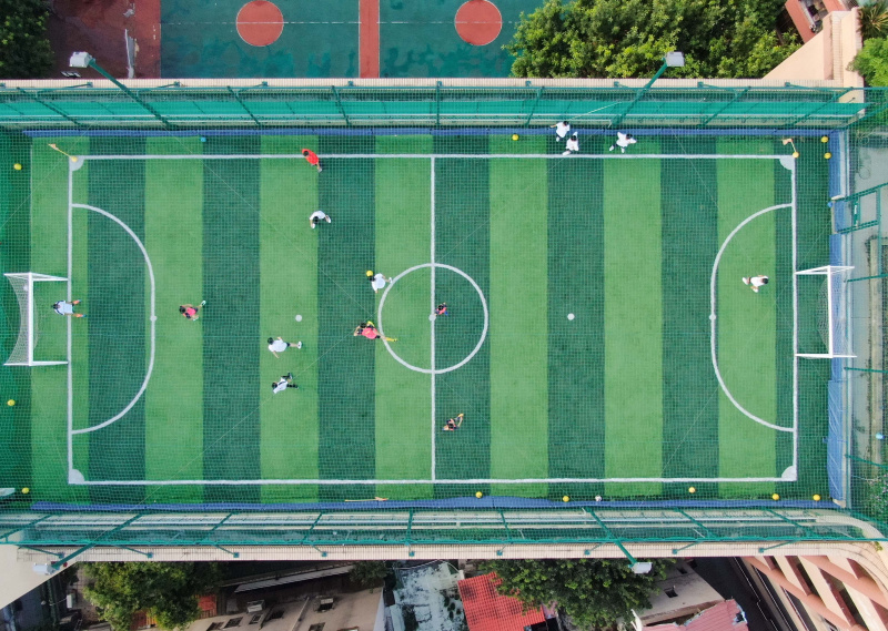 Photo aérienne d'un terrain de sport aménagé sur le toit d'un bâtiment de l'école secondaire No