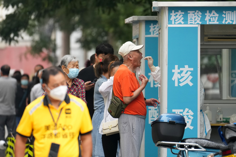 Un habitant effectue un test d'acide nucléique à Balizhuang dans l'arrondissement de Chaoyang