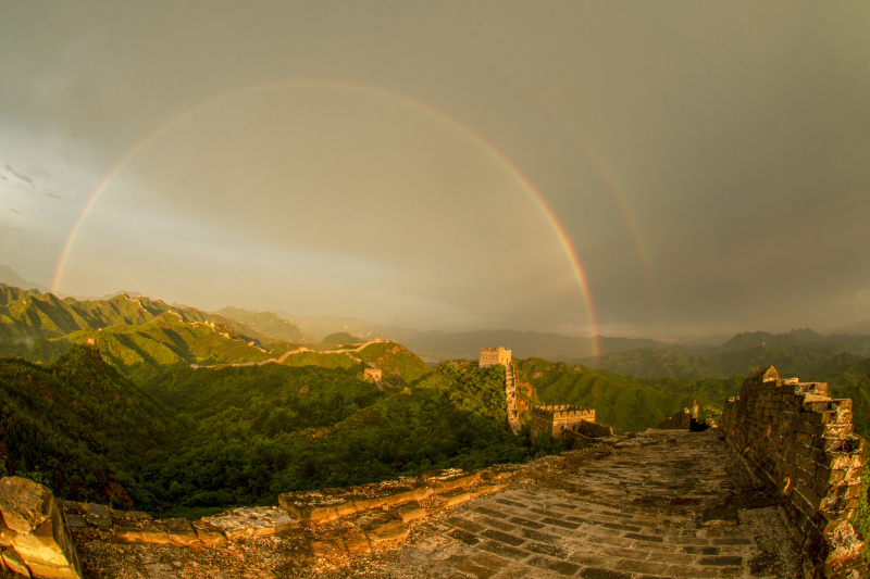 Un double arc-en-ciel apparaît au-dessus de la section de Jinshanling de la Grande Muraille