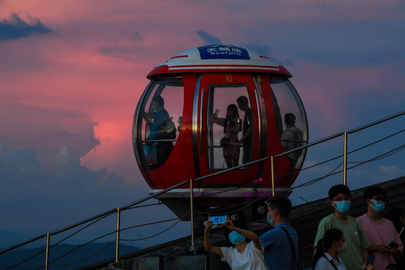 Des gens dans la grande roue sur le toit de la Tour de Guangzhou