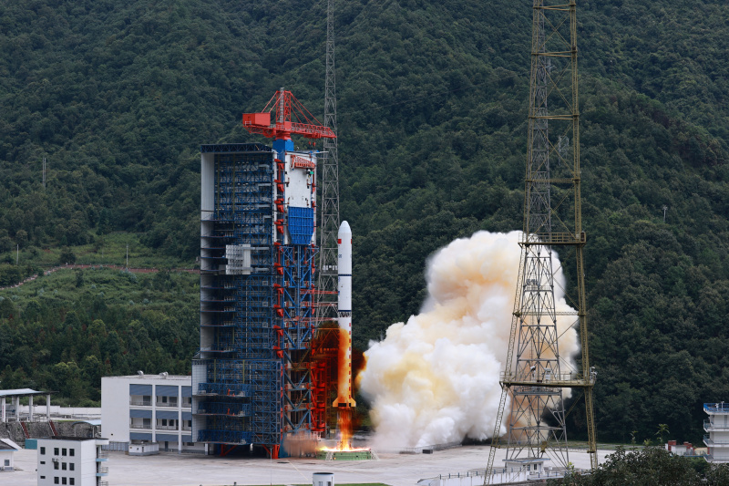Une fusée porteuse Longue Marche-2D transportant un groupe de satellites de télédétection décolle du Centre de lancement de satellites de Xichang