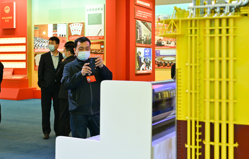 Des délégués assistant au 20e Congrès national du Parti communiste chinois (PCC) visitent une exposition ayant pour thème Aller de l'avant dans la nouvelle ère