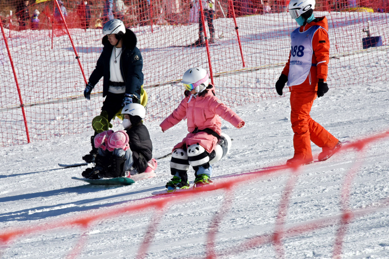 Des personnes apprennent à skier dans une station de ski à Qingdao