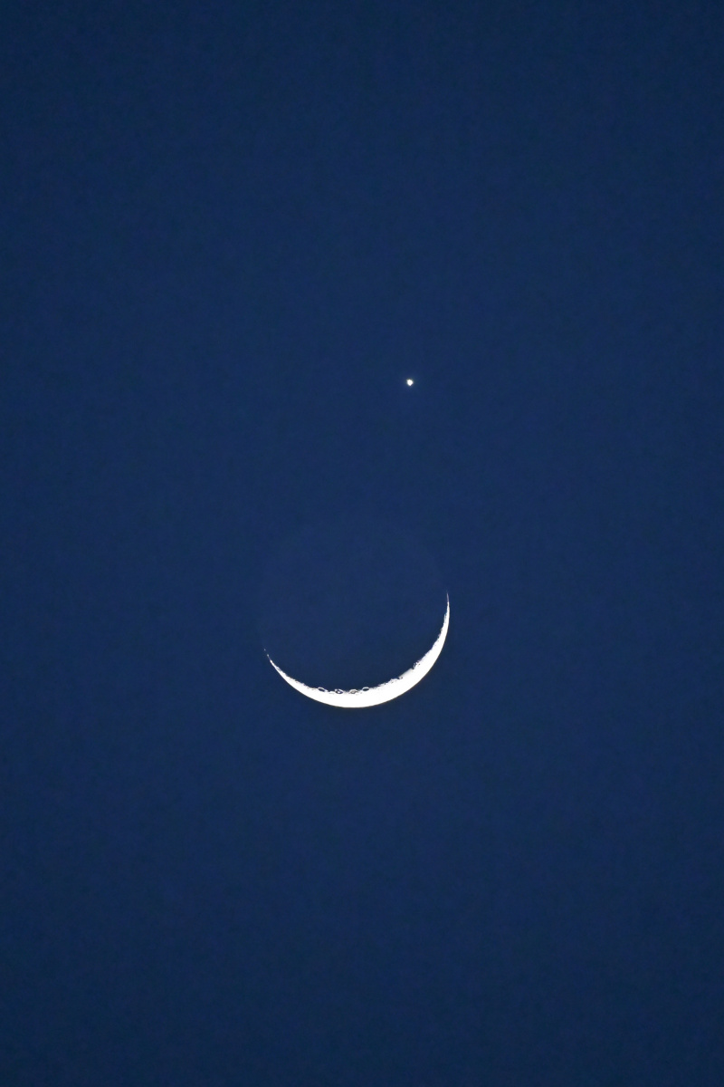 Photo prise à Beijing de la planète Vénus et d'un croissant de lune