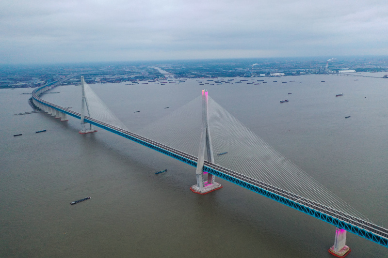 Photo aérienne d'un pont reliant Nantong et Zhangjiagang dans la province chinoise du Jiangsu (est)