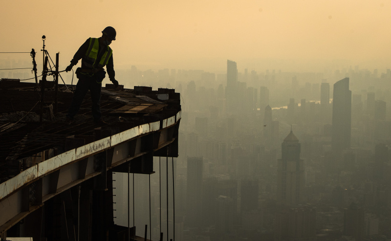 Un ouvrier travaille à une hauteur d'environ 500 mètres sur le chantier d'un gratte-ciel à Wuhan