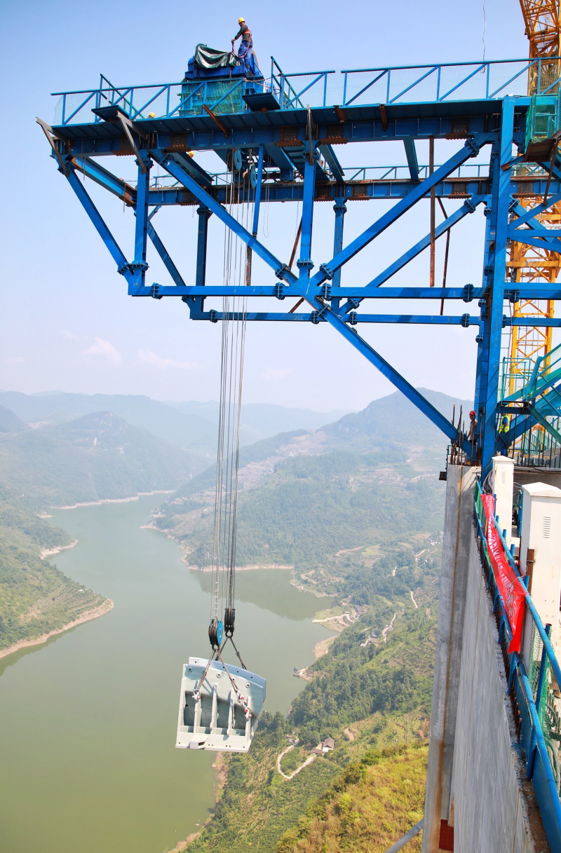 Photo aérienne du site de construction du grand pont du lac Kaizhou de l'autoroute Weng'an-Kaiyang