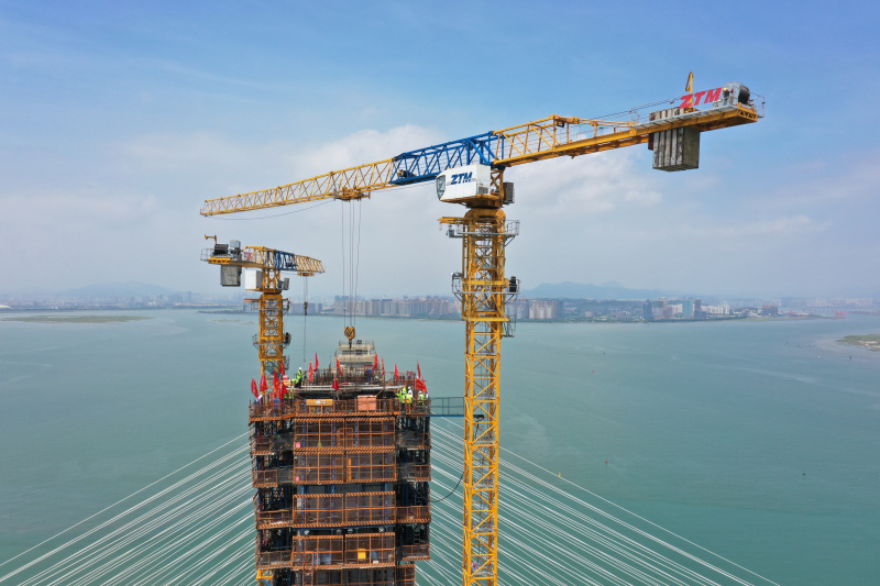 Photo aérienne montrant le chantier de la tour principale sud du pont maritime de la baie Quanzhou du chemin de fer à grande vitesse Fuzhou-Xiamen
