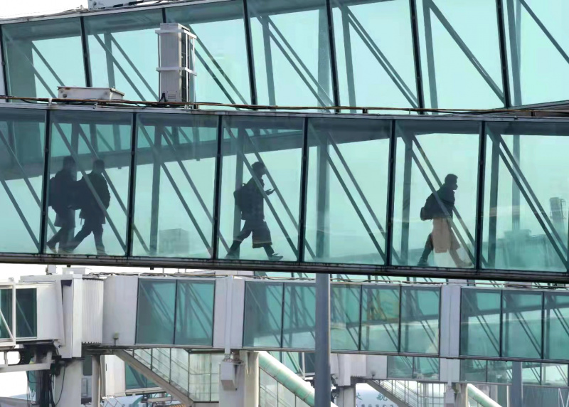 Des citoyens chinois évacués d'Ukraine arrivent à l'Aéroport international Zhoushuizi de Dalian