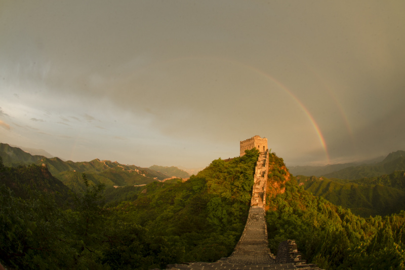Un double arc-en-ciel apparaît au-dessus de la section de Jinshanling de la Grande Muraille
