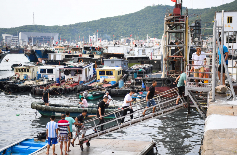 Des marins rentrent au port pour s'abriter à Yangjiang