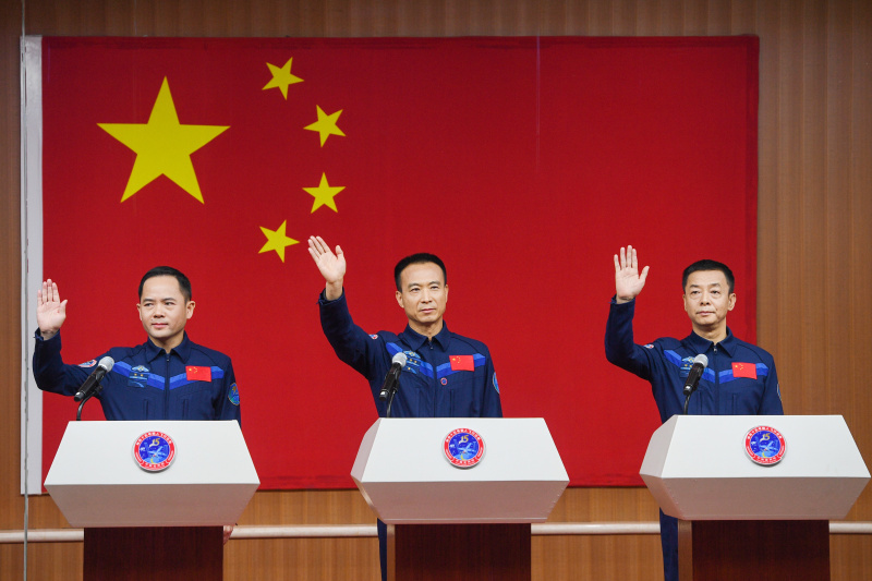 Fei Junlong (au centre)