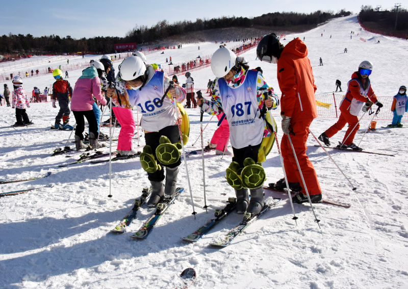 Des personnes apprennent à skier dans une station de ski à Qingdao