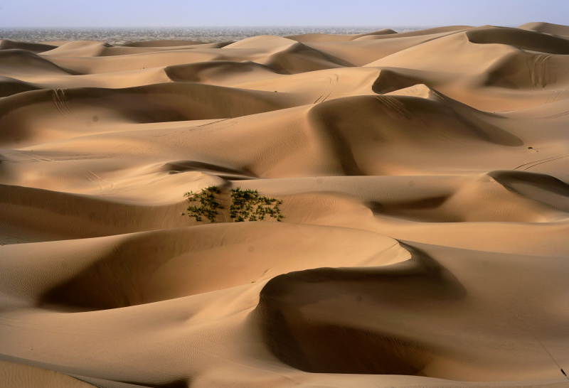 Photo aérienne d'un paysage de désert dans le district de Makit à Kachgar