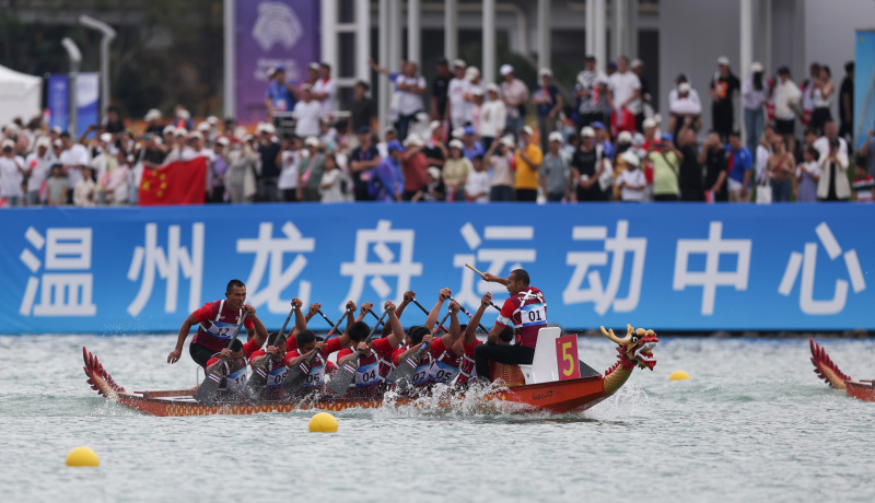 L'équipe thaïlandaise lors de la finale du 500m hommes des bateaux-dragons aux 19es Jeux asiatiques à Wenzhou