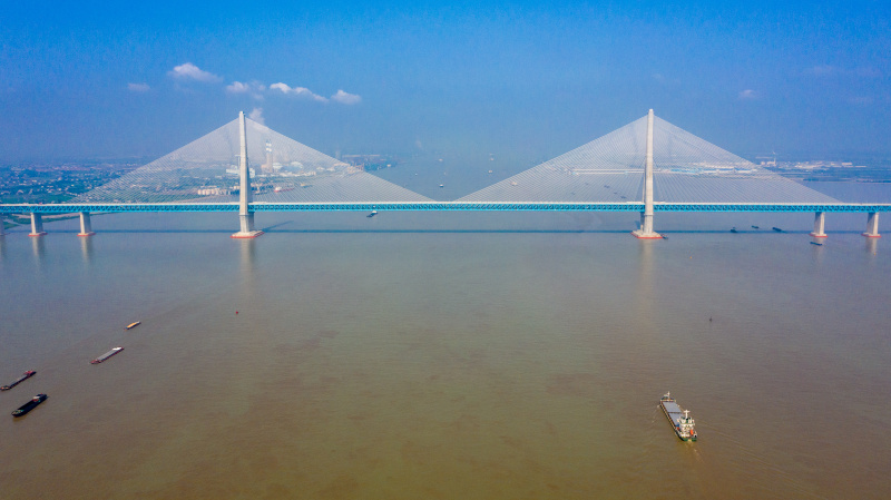 Photo aérienne d'un pont reliant Nantong et Zhangjiagang dans la province chinoise du Jiangsu (est)