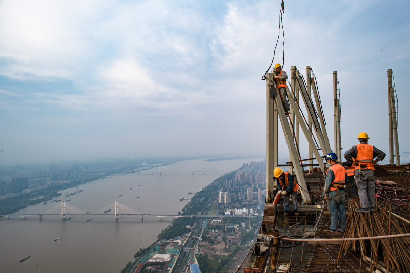 Des ouvriers travaillent à une hauteur d'environ 500 mètres sur le chantier d'un gratte-ciel à Wuhan