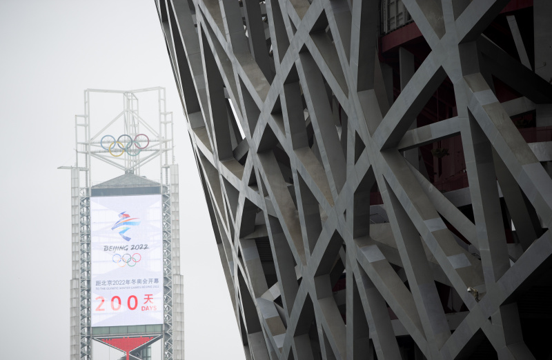 Un compte à rebours géant de 200 jours avant la cérémonie d'ouverture des Jeux olympiques d'hiver 2022 sur la tour de Linglong