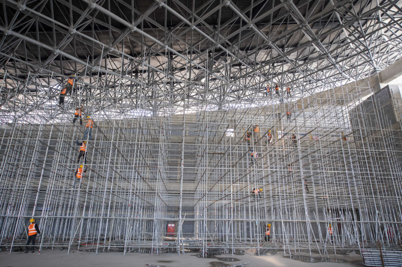 Des ouvriers travaillent dans le chantier du centre international de conférences de Xiaohe