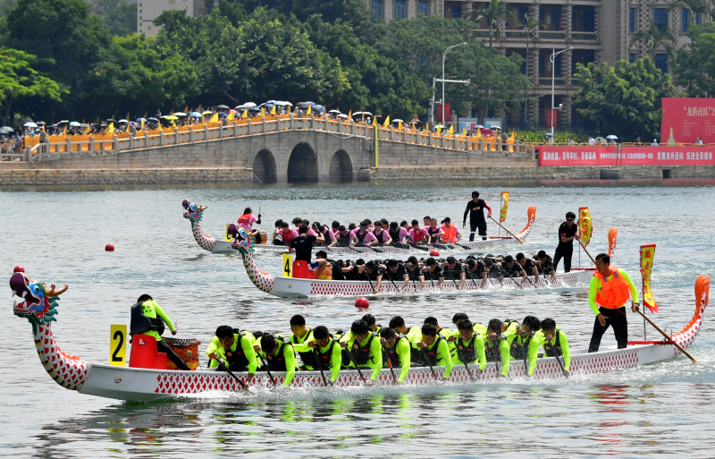 Une course de bateaux-dragons à Xiamen